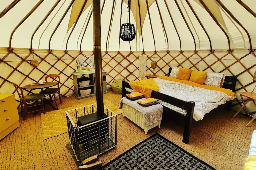 Готель Bronfelen Yurt Cynghordy Екстер'єр фото
